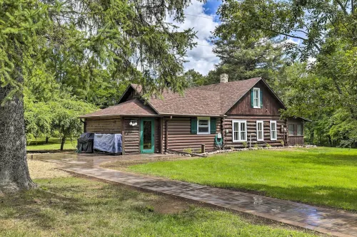 Dog-Friendly Park Falls Cottage w/ 5 Acres & Lake - Pet friendly