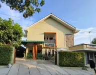 Wisma Anugerah Redpartner Near Masjid Zayed Solo Hotels near Balekambang Park