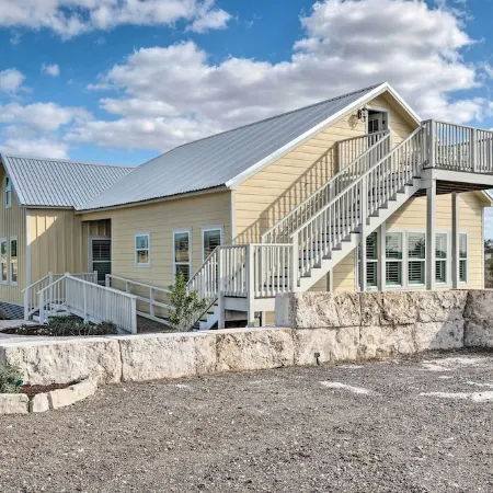 Hot Tub & Game Room: Schulenburg Retreat