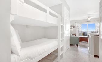 2Br/2Ba Sleeps 8, Beachfront w/ Pool