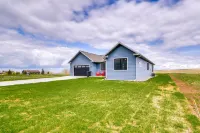 Sleek Red Lodge Home Rental w/ Private Hot Tub! - 3 stjerner