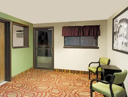 Super 8 by Wyndham Green River Отели рядом с достопримечательностью «Парк Эверс»