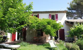 Villa with Swimming Pool Near Aix en Provence