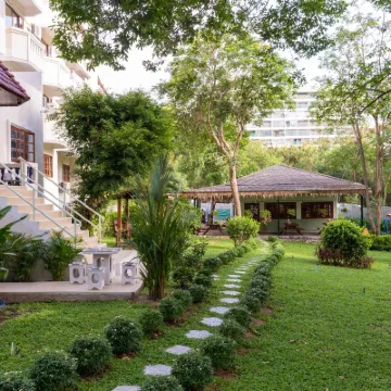 Hillside Resort Hotels near Phra Tamnak Mountain Viewpoint