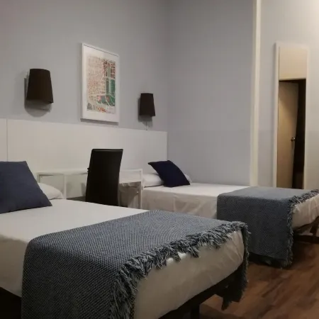 Hostal Lesseps Отели рядом с достопримечательностью «Голубой трамвай»