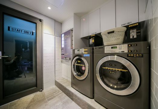 부띠끄모텔오늘의 침대와 조명