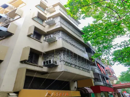 Basera Guest House Отели рядом с достопримечательностью «Кладбище Юг Парк стрит»