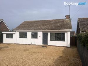 Inviting 2-Bed Bungalow in Heacham with Spa Bath