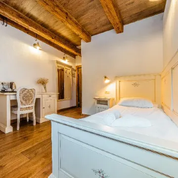 Casa Chitic - Hotel & Restaurant- STR Nicolae Balcescu 13