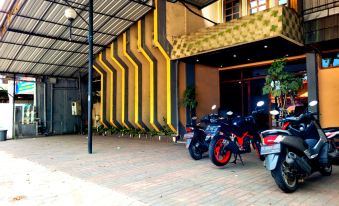 3. Hotel Di..