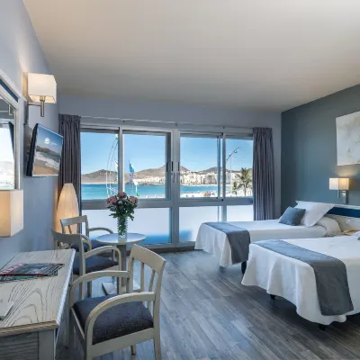 Apartamentos Colón Playa Hôtels à proximité de : Playa de Las Canteras