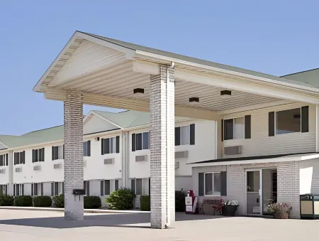 Days Inn by Wyndham Evansdale Waterloo