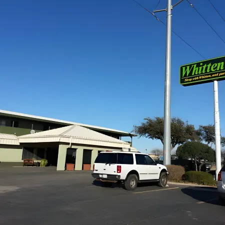 Econo Lodge Inn & Suites