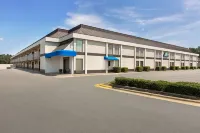 Days Inn & Suites by Wyndham Fort Bragg/Cross Creek Mall Hotels near Eastside Shopping Center