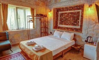 Ceran Stone House