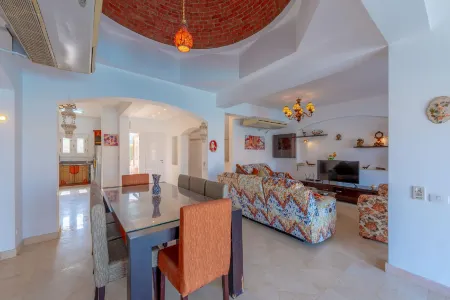 Vesta - Luxury Villa - 5Br - Sabina Отели рядом с достопримечательностью «Coraya Divers El Gouna»