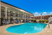 Clarion Inn Cleveland Near University - Pools