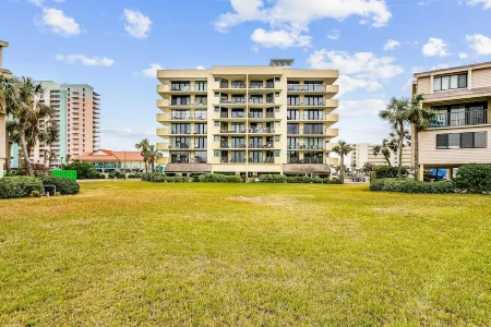 Modern condo, private balconies, with elevator! Отели в г. Пенсакола Бич