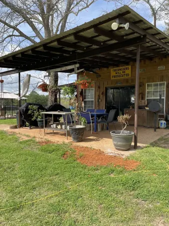 Rustic  ranch retreat with private saltwater pool! Pool closed Nov1-March 30 Отели в г. Cherokee County