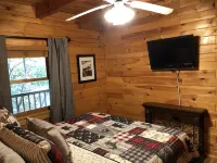 Fabulous Log Cabin on 1 acre, in the Mountains! Pigeon Forge & Gatlinburg! Hotels near Wears Valley