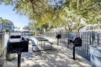 Ocean View Villa Steps to Coligny Beach, Balcony & Pool, Two Beach Bikes