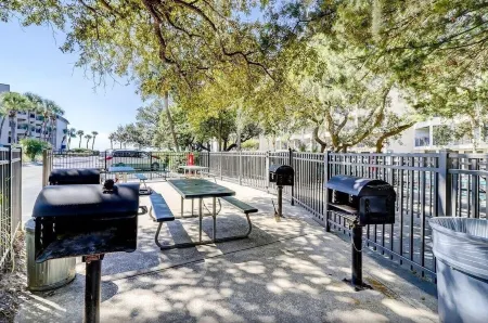 Ocean View Villa Steps to Coligny Beach, Balcony & Pool, Two Beach Bikes Отели в г. Хилтон-Хед-Айленд