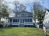 Beautiful, Spacious, Beachfront Home - Perfect for Entertaining Family & Friends Отели рядом с достопримечательностью «Йель Запад Кампус»
