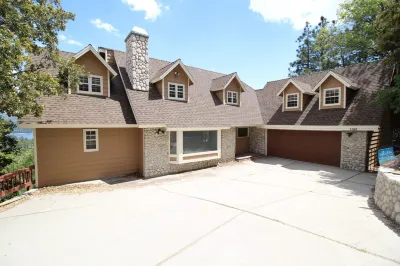 BEAUTIFUL LAKE VIEW from every room, 6 BDRM, 5 Bath, Pool Table, Ping Pong, AC