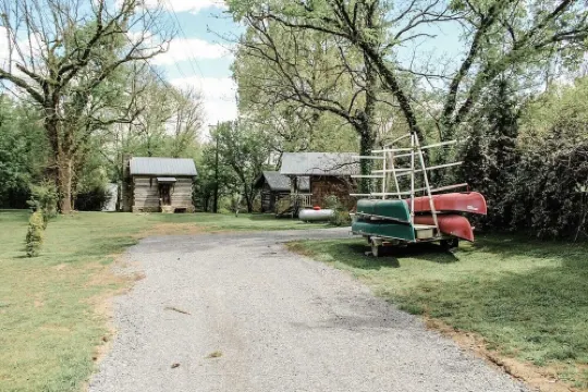 Nature's Tiny Riverside Hideaway 林肯縣酒店