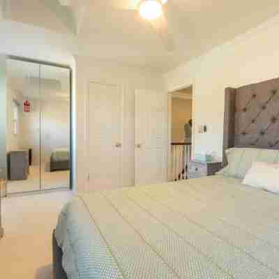 Peaceful Spacious Home with Theater. Family Friendly, Centrally located Rooms