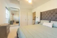 Peaceful Spacious Home with Theater. Family Friendly, Centrally located
