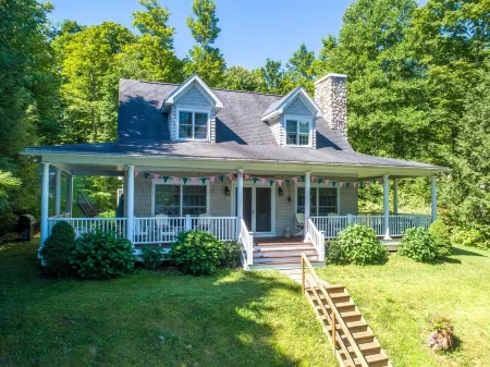 Visit this Beautiful Lakehouse on Skaneateles Lake!! Отели в г. Найлс