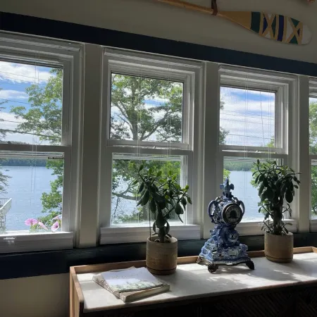 Cozy 2br cottage with firepit, long lake views, lake access and shady/sunny dock Отели в г. Каслтон
