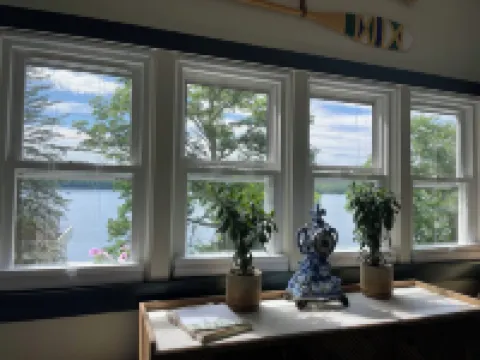 Cozy 2br cottage with firepit, long lake views, lake access and shady/sunny dock