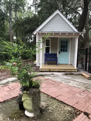 Charming Beaufort Cottage with Marsh Views and Hunting Island Beach pass The Chocolate Tree附近的飯店