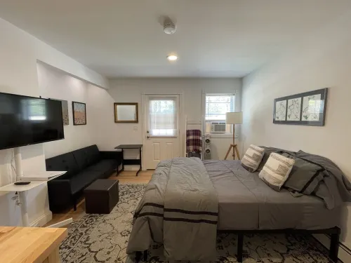 Beautiful Private Studio Apartment!