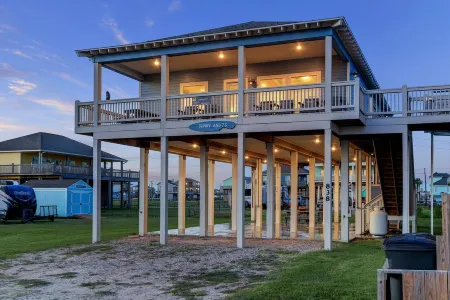 Steps from Beach, Private Pool, Tiki Bar, Pet-Friendly!