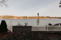 Hillside Hideaway: Full Family Home, 250 ft from the Lake Shore. Dog Friendly! Các khách sạn ở West Brookfield