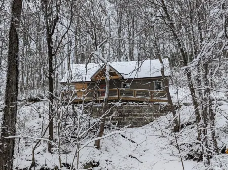 Beautiful New Chalet in Gatlinburg with Seasonal Views! 3 Bed/2 Bath! Отели рядом с достопримечательностью «Саглендс Вэлли Нейчер Трейл Паркинг»