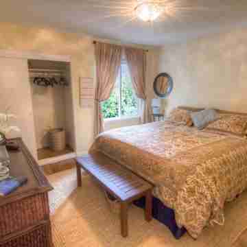 Elegance & Serenity and A Short Walk To Town Rooms