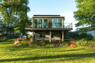 A Gorgeous Riverfront Renovation Minutes From Downtown Cedar Falls Hotel in zona Panther Lounge