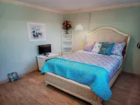 Relax in the Dolphin Retreat! Waterfront house with dock and kayaks. Hotels near Skeleton Key Marina