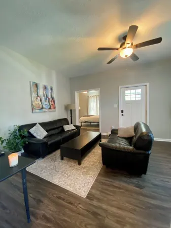 Charming 3-bedroom house with WiFi, Smart TVS and AC in lovely Noblesville