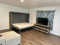 Cozy 3 bedroom in Baldwin City, close to Baker, great for families & friends! Hotels in Baldwin City