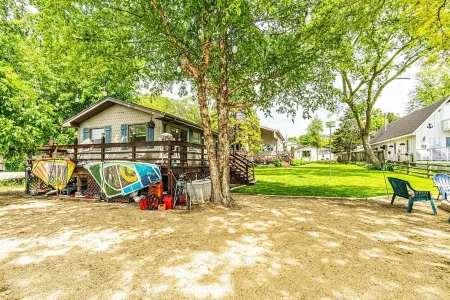 Lakefront Cottage with Gorgeous Sunsets