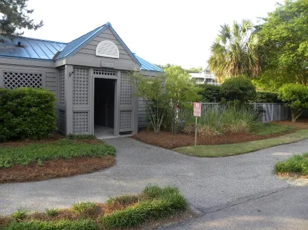 Great Rates!  Screen Porch!  Pool Just Steps Away! Отели рядом с достопримечательностью «Seabrook Beach»