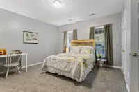 Fun and Open Space Near Everything - Pool table, Hot Tub in Williamsburg