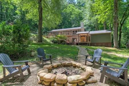 3 Bedroom House in DuPont with Hot-tub, Sauna, and Game Room! Отели рядом с достопримечательностью «Fred W. Symmes Chapel»