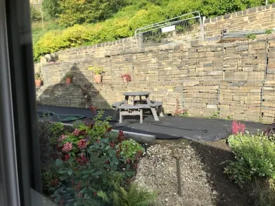 Heather Bank Cottage, Halifax. Yorkshire. <br>HX2 7DD Hotels near Manor Heath Jungle Experience