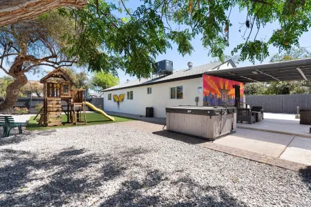 Beautiful Weather, Hot Tub, Dog Friendly, Playground, Huge Yard, Covered Parking Отели рядом с достопримечательностью «Ботанический сад города Финикс»